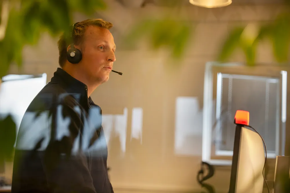 En medarbejder i Brugerservice med headset