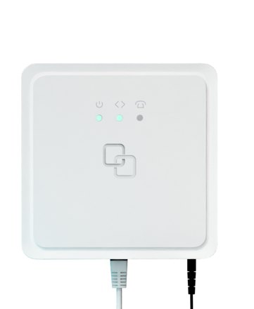 Hvid fiberboks med lysdioder og tilsluttet netværkskabel og strømkabel