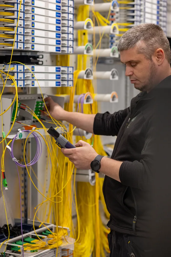 Parknet-tekniker arbejder med fiberkabler